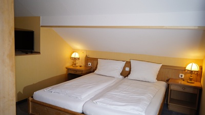 Doppelzimmer 14 mit Doppelbett im Landgasthof Falken