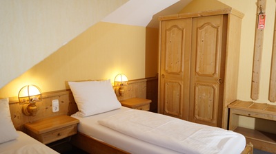 Kleiderschrank im Zweibettzimmer 11