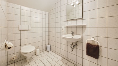 Badezimmer im Einzelzimmer Kategorie 2